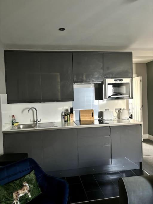The One-Bedroom Central Brighton Retreat ภายนอก รูปภาพ
