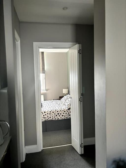 The One-Bedroom Central Brighton Retreat ภายนอก รูปภาพ